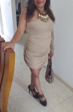 20mrniceguy15:  latinashunter:  Yummy Latina MILF!  My favorite!