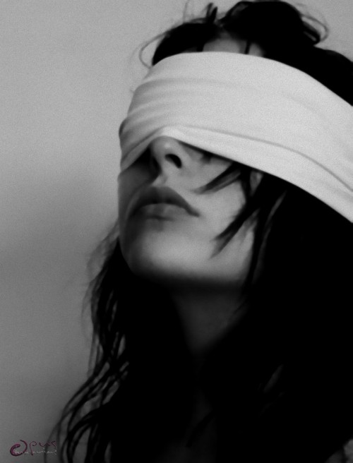 fiestyvxn:  Â  (Photo Sources: cleanbedsheets,Â opusluxuriae)  A while back you’d asked me to find a blindfold photo for you.  I liked this one for the images and the insight into how it feels to wear a blindfold.