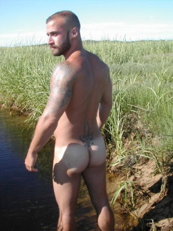 alanh-me:  Follow all things gay, naturist and “ eye catching
