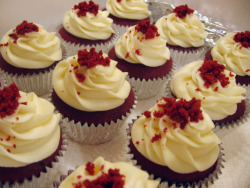 fatty-food:   	Red Velvet cupcakes by Sara-Cupcake    	 