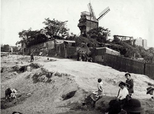 Butte Montmartre, à l'arrière du Moulin de la Galette, vers