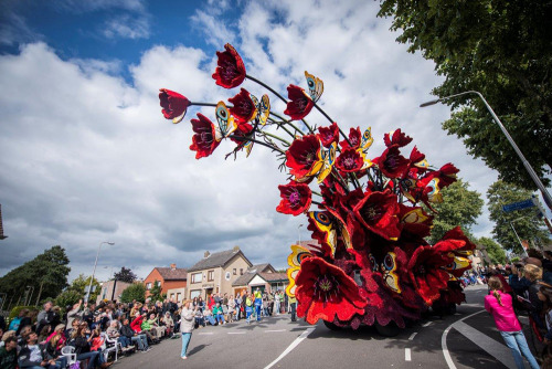 culturenlifestyle: Annual Parade in the Netherlands Pays Homage to Vincent van Gogh with Massive Flower Floats The Coro Zundert parade in the Netherlands celebrates the country’s reputation as a global supplier of dahlia flowers since 1936. This year