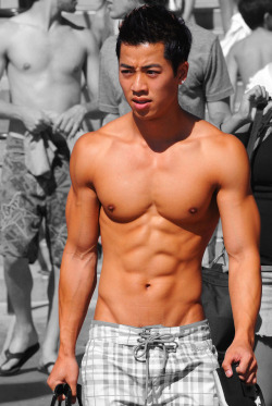 sixpackde:  https://www.tumblr.com/blog/sixpackde