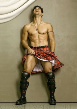 thinking1of4you3:  kinkygeekgirl:  love a man in a kilt!  this