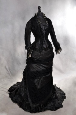 gothiccharmschool:  Oooh, this is lovely. Black lace dress from