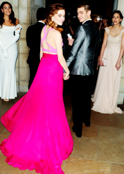 stonefieldofdreams:  Emma Stone and Andrew Garfied hold hands