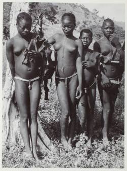 nigerianostalgia:  Mumuyeh women in Kwojji, Nigeria. 1950sVintage