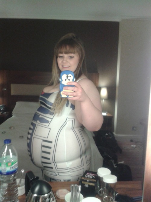 beast-bonnie-sama:  Excuse all the clutter! Yes, my belly is resting on the table in the last pic.Â  bonnie.bigcuties.com