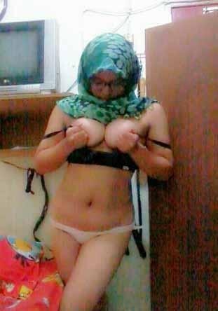 kamilnotty:  blenoks:  Iseng dikamar mandi  Stock buas 