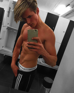 sixpackde:  https://www.tumblr.com/blog/sixpackde