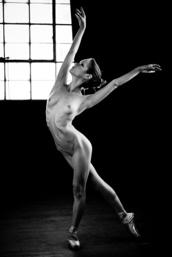 nudityandart:  Viktory 2014 Nude Ballet (by Mrbiglens). See it: