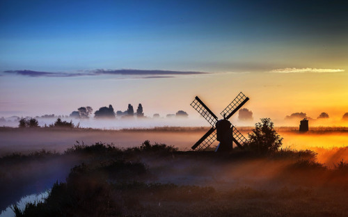 Misty morn (Zaanse Schans, Netherlands)