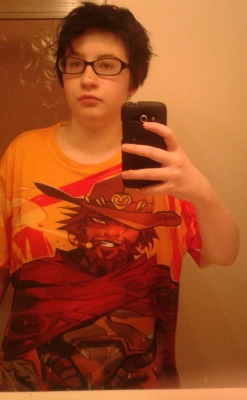 lvl84: Quick pic of me in my new mccree shirt!   The art on the