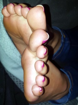 showingoffmywifesfeet: My wife has the best toes in the world,