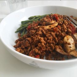 Vegetarian mince from quorn, tomatoe sauce, mushrooms and green