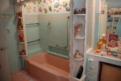 fuckyeahvintage-retro:  1950s bathroom © froggyboggler 