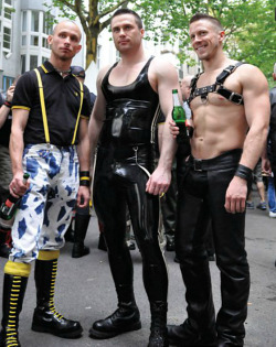 peorus:  punkerskinhead:  great looking sexy guys…love the