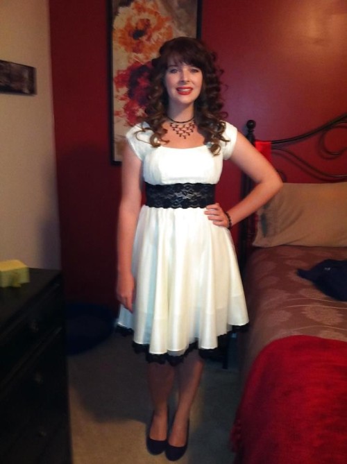 meninlipstick:  Nice dress, curly hair - very femme. 