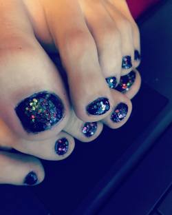 goddesskyaa:  Sparkle toes.  #footfetish #barefoot #toes #feet