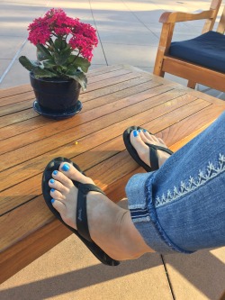 Not often that I wear flip flops, so those of you who pester me for photos in flip flops, my husband snuck one in.