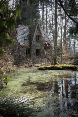 ghostlywatcher:  Abandoned house in a forest, Denmark. 