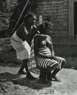 yearningforunity: Samaraccan women braiding hair. Suriname Circa