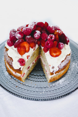 confectionerybliss:  Lemon and Poppy Seed Cake with Strawberry