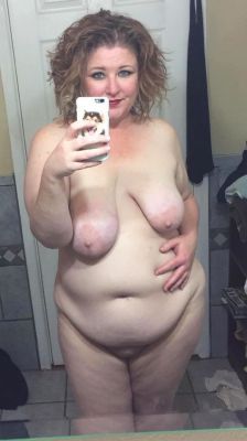 bareamerica:  Sexy MILF does the selfie dare. Total win! Who’s