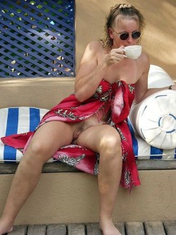 beachdancer:Milf enjoying her coffee, her book and her pussy