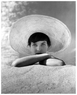  Regina Relang, Actress Ingrid Mirbach in straw hat on the beach