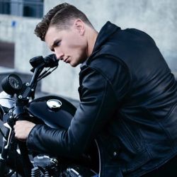 poangielsku:  A hot guy in a black leather biker jacket 