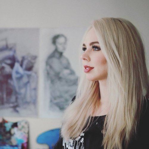 bigblackafricanpictures:  MisssCoookiez is a gorgeous white girl and a very talented artist aswell. She does livestreams where she paints infront of her community with interactive livechat for free: https://www.twitch.tv/misscoookiez  You can aswell send