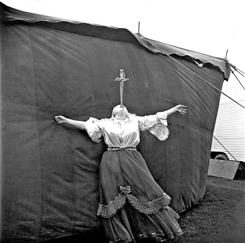 Diane Arbus - Avaleuse d'épée, Maryland, 1970.