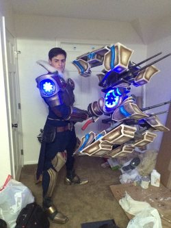 leagueoflegendsonly:  Best Jayce cosplay I’ve ever seen. by