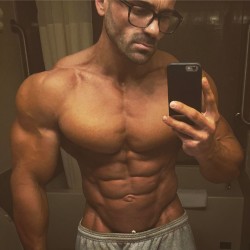 whitepapermuscle:  Josh Halladay