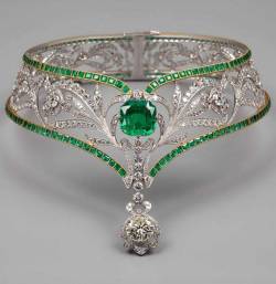 costumesandjewelryandtiarasohmy:  Emerald and diamond collar,