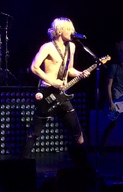 bgolly:  2old2befangirling:  *cough* triceps *cough*  Ross on