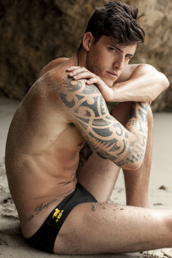 hunkopedia:  Follow Hunk’o’pedia for more hot guys! 