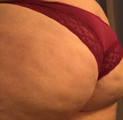 pearsy123:  Huge arse! 🍑👅