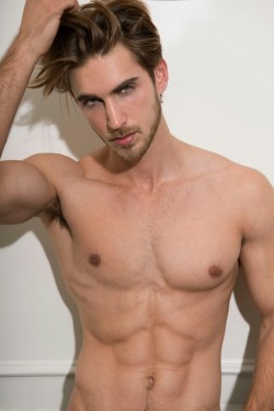 naughtyjorj:  Gus Benusa by Darren Tieste 