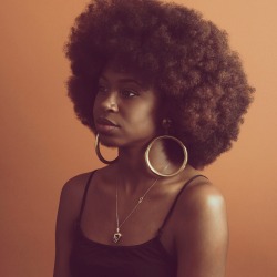 ilovemy4c-hair:  Model: http://roundcrownqueen.tumblr.com Photographer: http://theloverfly.tumblr.com 