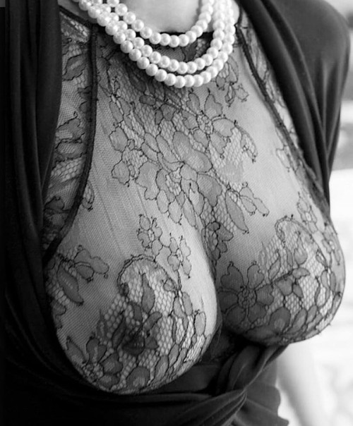 addictedtopinupncorsets:  arnold-ziffel:When she put her pearls