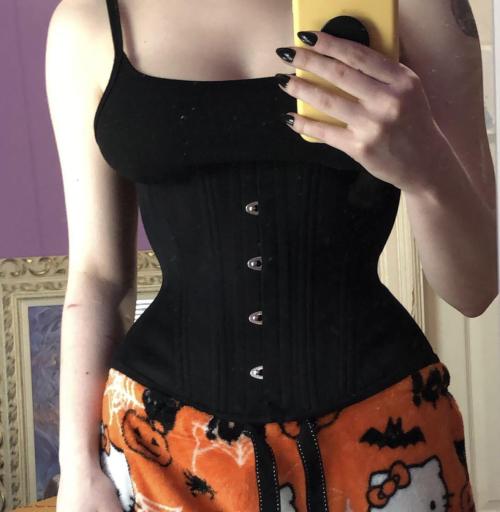bustiers-and-corsets:  First time wearing my 22’ TT Novice!
