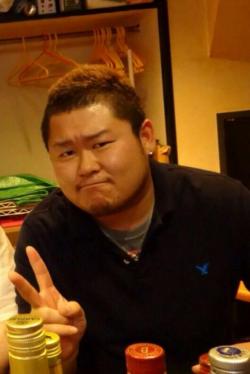wankojoker:  ブイッと。渋く決めてみました。うっすら不精っぽいヒゲがいい感じ。ノンケさんかな？結構若いと眉いじるんだけど、これは天然かなあ？2015年6月23日WANKO