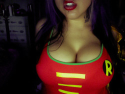 cleavage:  (via Sexy Robin selfshot - Pingouin Grincheux)