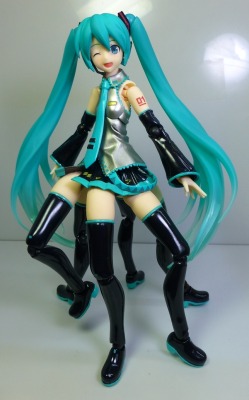 rinkaenbyou:  ohnoraptors:  figmaとプラモをミキ - 模型裏＠ふたば
