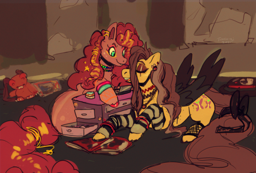 teacorgi:pinkie pie helping fluttershy put her eyeshadow on so