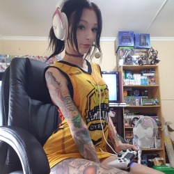hyliasuicide:  I’ll be streaming in about 10-15 minutes!!!!