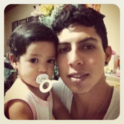 Aquí con la #bebé hermosa… #guy #familia #guapos #chupón