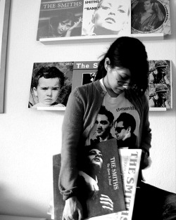 analogue-jugend:  Girl with Smiths vinyl. 